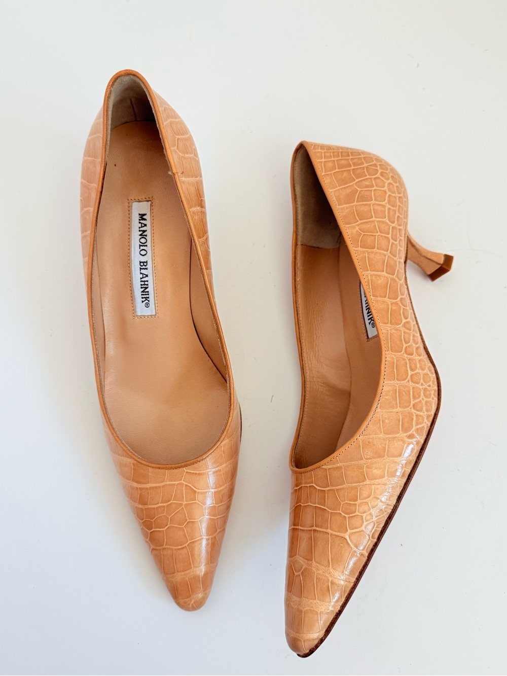 Manolo Blahnik Mandello 50 Dune Genuine Alligator Exotic Kitten Heel Pumps 37.5